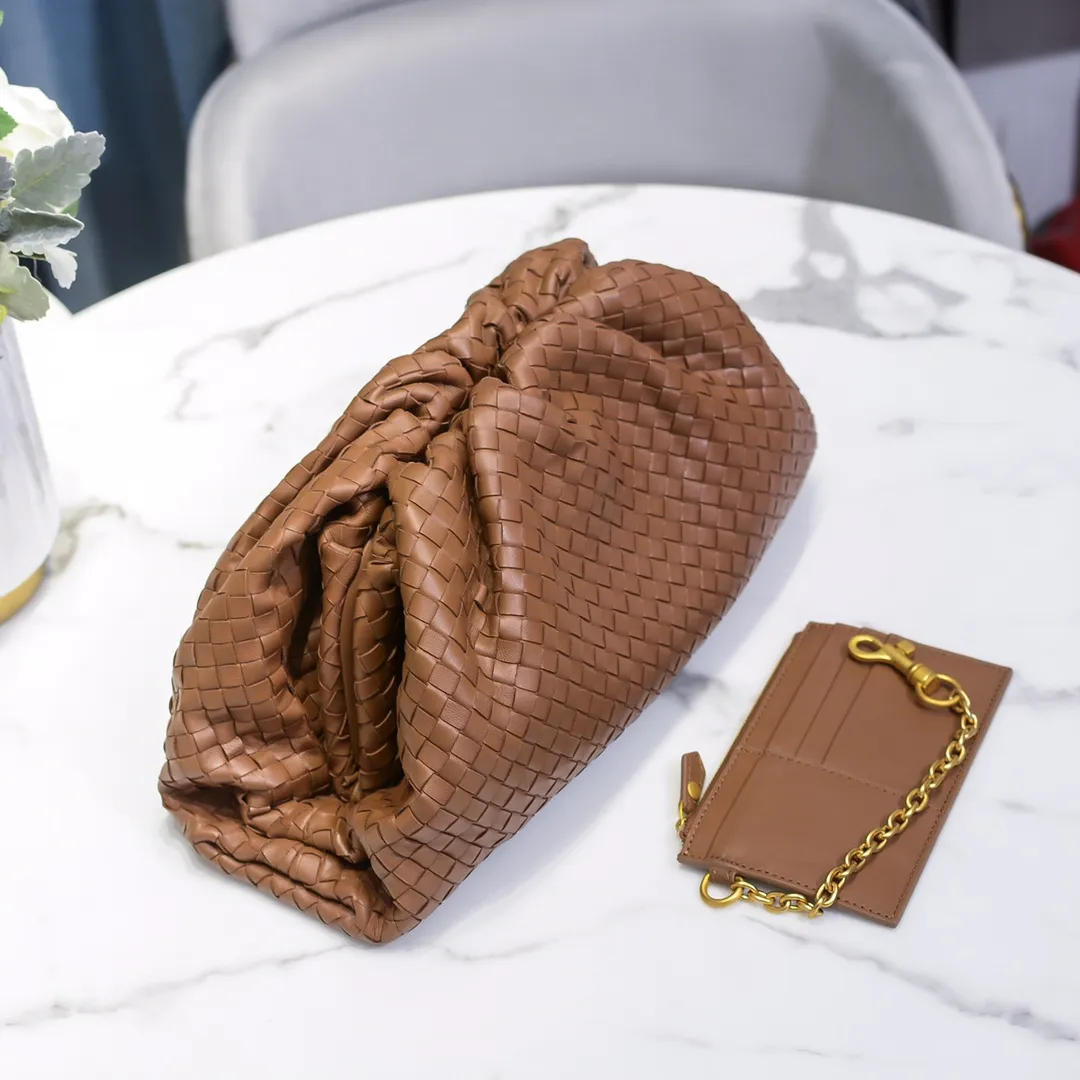 Real shot🔥🔥The counterattack of the popular Bottega Veneta started with this series of cloud bags, which went viral in the fashion circle and started a craze! Out of stock, out of stock, out of stock... One piece is hard to find, super hard to buy, regardless of age, season, or occasion. Very classy. Really, if you carry this on the road, it will turn heads! This is also the reason why this series is so expensive. Large size: 38*20*8.5cm [Big Cloud Weaving]